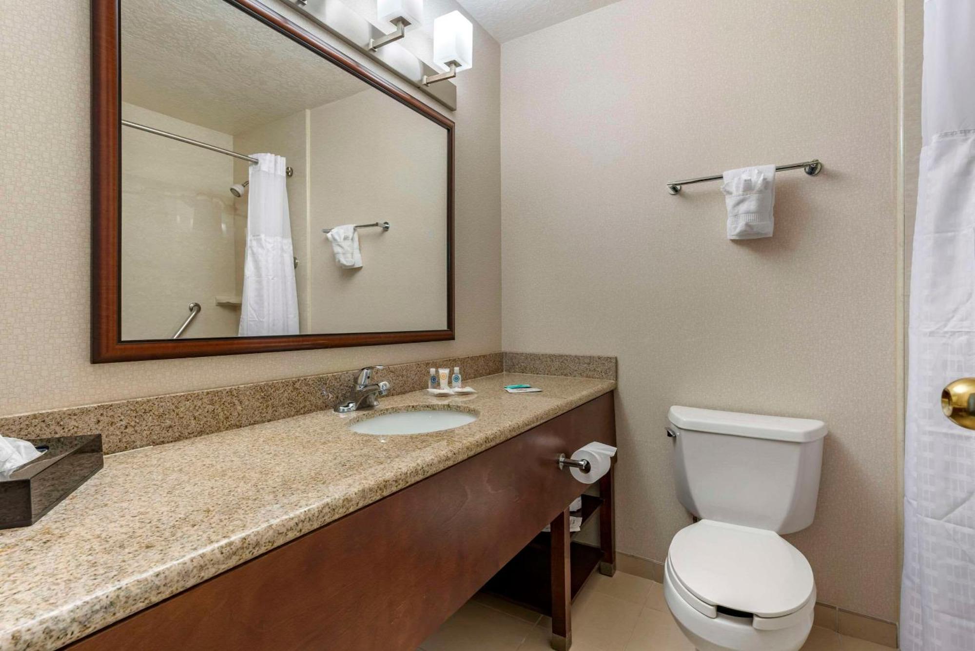 Comfort Inn & Suites Near Fallon Naval Air Station Exterior photo
