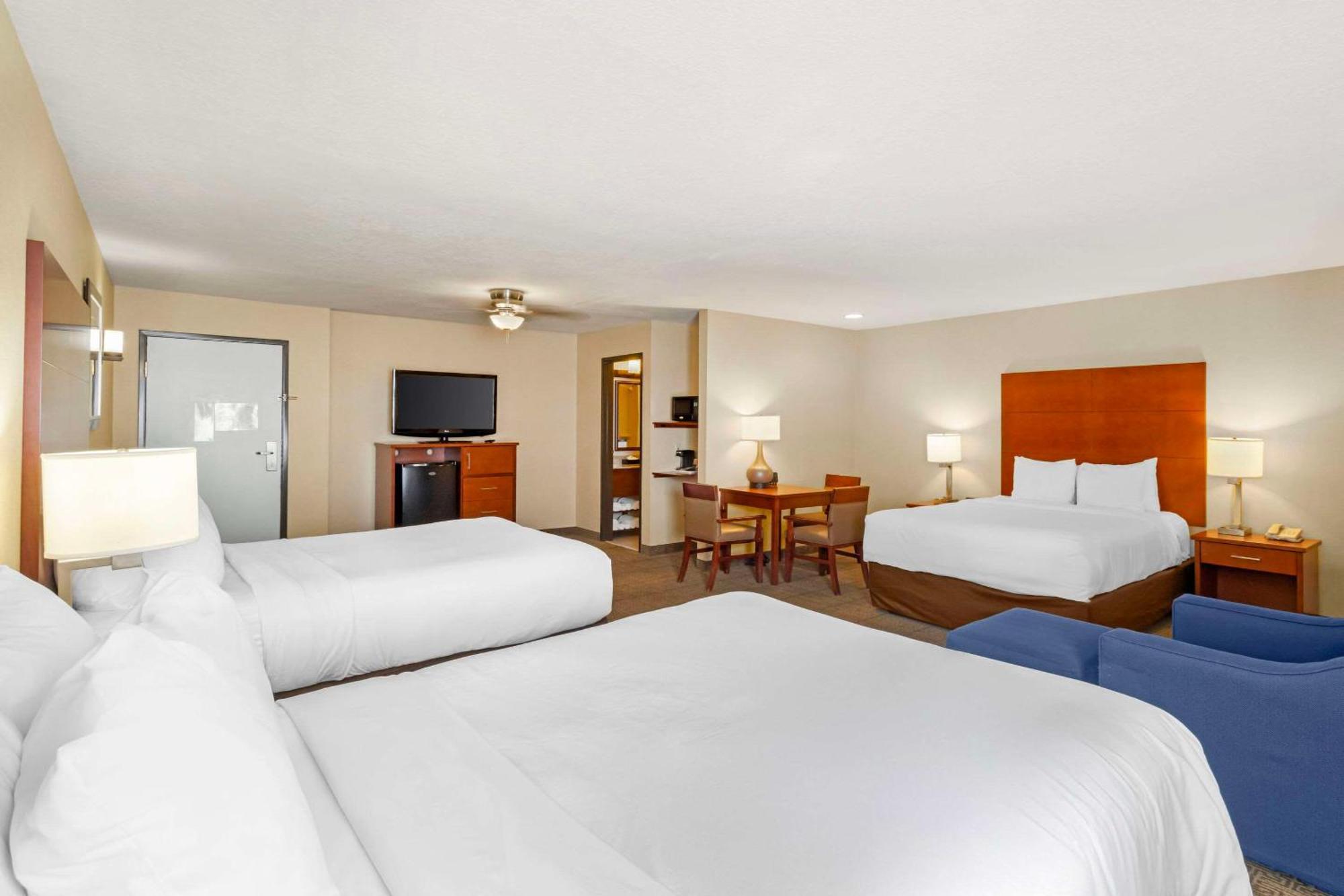 Comfort Inn & Suites Near Fallon Naval Air Station Exterior photo