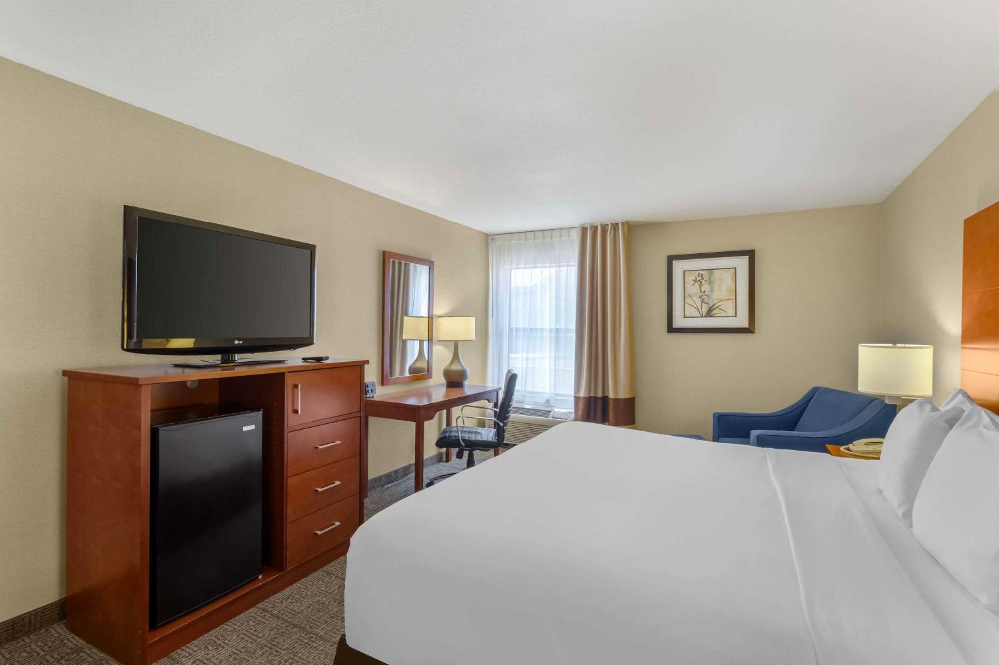 Comfort Inn & Suites Near Fallon Naval Air Station Exterior photo